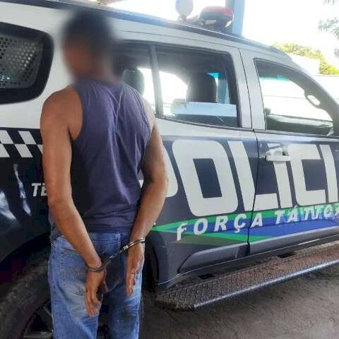 Homem é preso após ferir vítima com garrafa quebrada e atacar PM com madeira