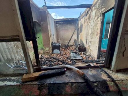 “Já foi valentão”, diz mulher que teve casa incendiada pelo companheiro