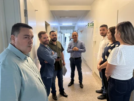 Comissão legislativa fiscaliza obras do Hospital Regional.