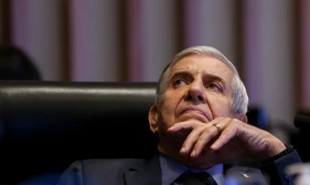 Moraes concede prisão domiciliar a general Augusto Heleno.