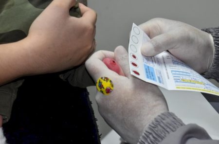 Retrospectiva 2025: Triagem neonatal avançou em MS com teste do pezinho ampliado