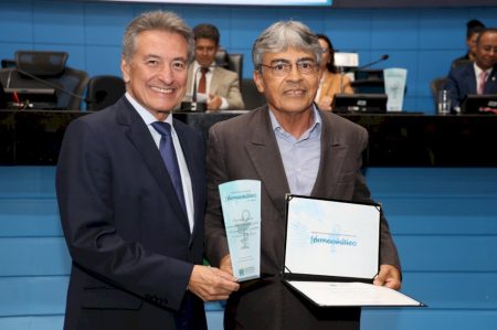 Roberto Hashioka homenageia farmacêutico em sessão solene da Assembleia Legislativa