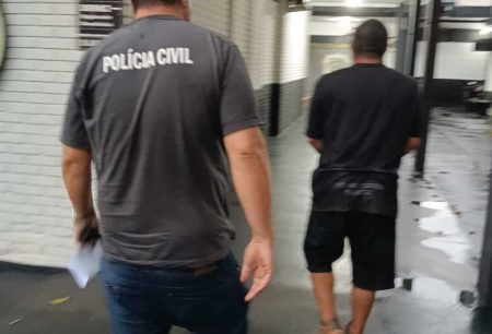 Homem tenta matar mulher a facadas e é preso enquanto fugia
