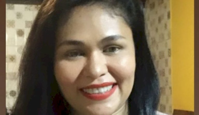 Corpo de mulher é encontrado em decomposição dentro de casa; marido está desaparecido