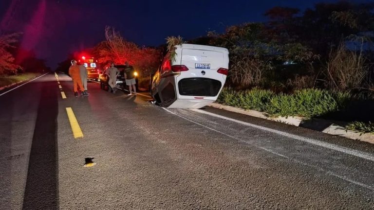 Carro funerário com corpo de vítima de acidente capota durante traslado para Bataguassu
