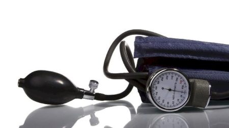 Medir a pressão em casa: um gesto simples que salva vidas | Letra de Médico