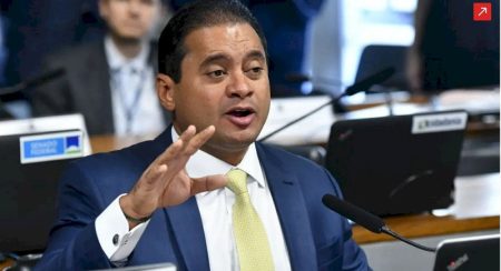 Senador vice-líder do governo Lula é alvo de operação que investiga descontos no INSS