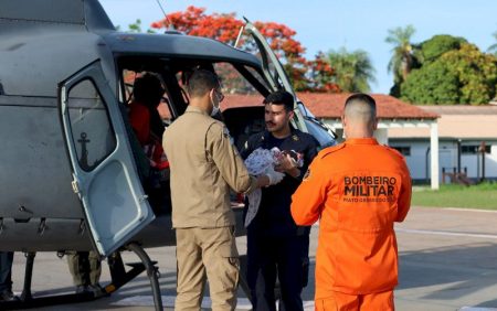 Helicóptero da Marinha faz parto de emergência e salva mãe e bebê no Pantanal