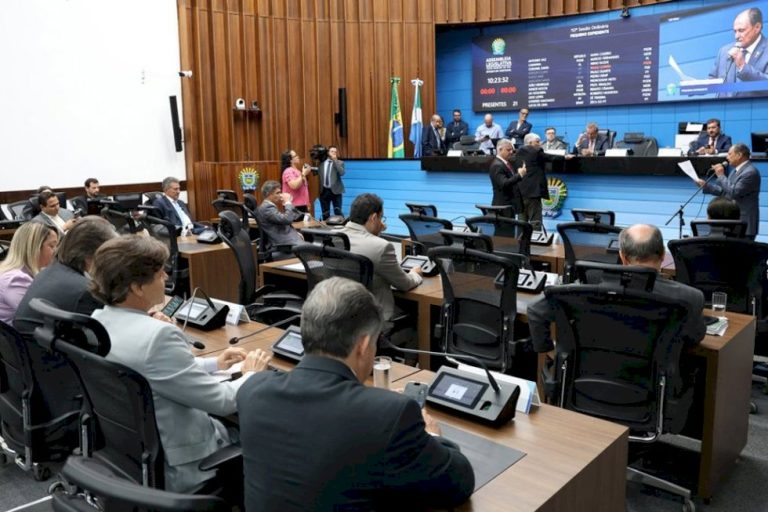 Parlamentares apreciam onze propostas na sessão desta quinta-feira