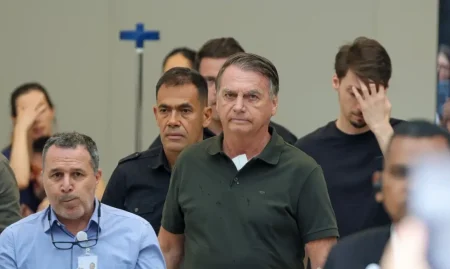 Moraes autoriza internação de Bolsonaro para realização de cirurgia.