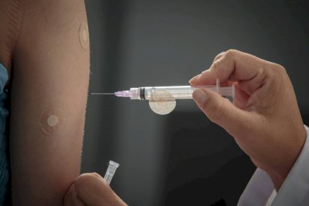 Vacina contra dengue começará a ser aplicada em profissionais da saúde em janeiro