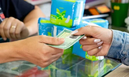 Beneficiárias recebem mensagens sobre retirada de absorventes no SUS.