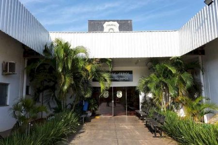 Comerciante é esfaqueado no pescoço após ser chamado no portão de casa