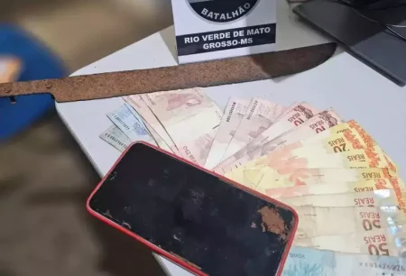Após matar pedreiro e incendiar casa, adolescente capota veículo com dinheiro