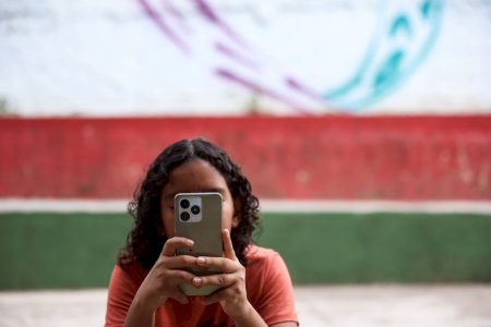 Ter um smartphone antes dos 12 anos pode trazer riscos à saúde, diz estudo