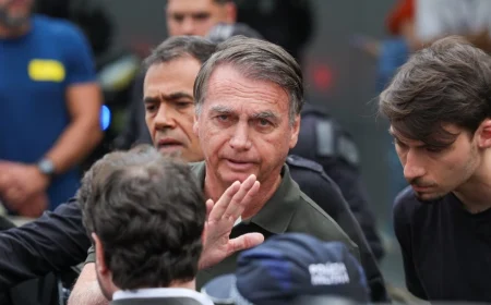 Bolsonaro vai ao centro cirúrgico pela 10ª vez em nova intervenção para conter soluços.