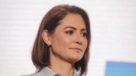 Michelle diz que Congresso está “de joelhos’ após decisão de Moraes