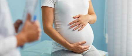 Mulher denuncia negligência após passar cinco dias com bebê morto na barriga