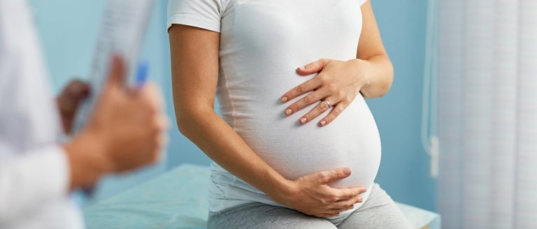 Mulher denuncia negligência após passar cinco dias com bebê morto na barriga