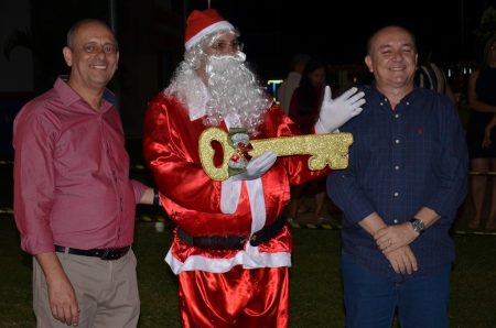 Chegada do Papai Noel abre programação de Natal e reúne centenas em Taquarussu.