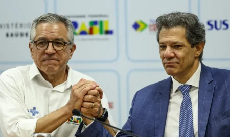Bets ampliam vício e prejuízos no país, e governo lança medidas de prevenção e apoio.