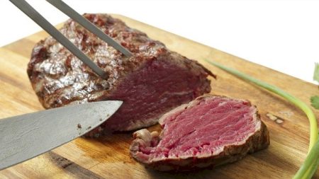 Comer mais carne pode mesmo turbinar a testosterona? Veja o que dizem os especialistas