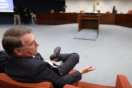 Redução de pena de Bolsonaro emperra na Câmara, e PL cobra acesso ao relatório da anistia.
