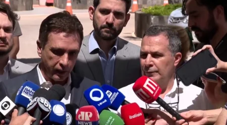 Médicos de Bolsonaro não descartam pedir prisão domiciliar para recuperação após cirurgia.