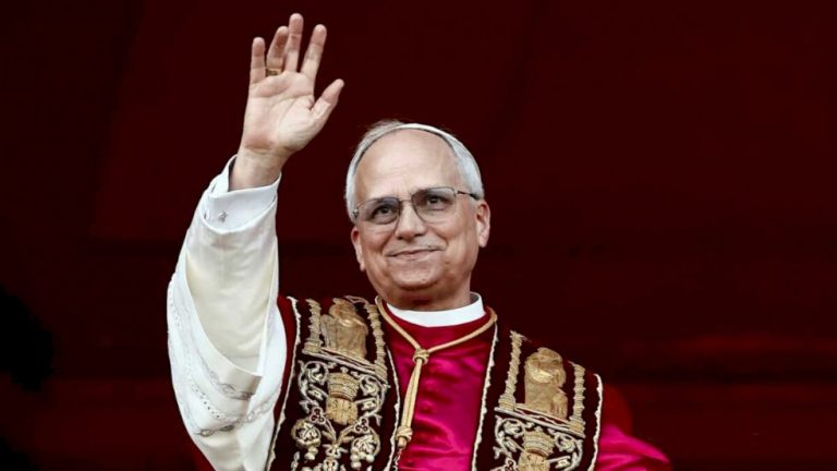 Papa Leão XIV é considerado uma das 55 personalidades mais bem vestidas do ano pela Vogue