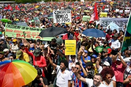 Manifestantes fazem atos em todo país contra o Congresso neste domingo