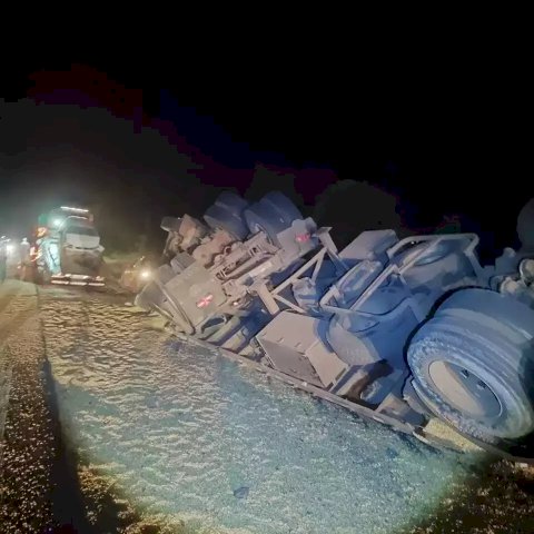 Carreta tomba na MS-480 em Anaurilândia e carga se espalha pela pista