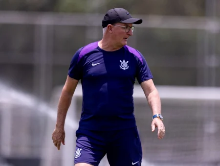 Corinthians escapa de suspensões e terá elenco completo para decisão.