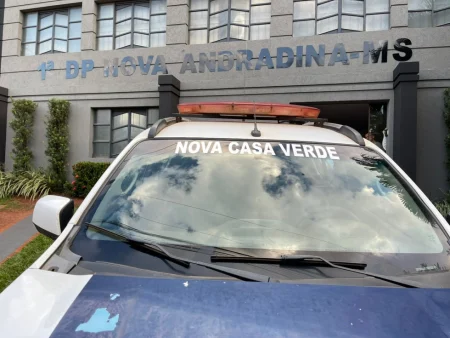 Homem procura polícia com mão ferida após ser atacado a faca pelo próprio pai em Nova Casa Verde.