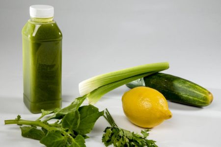 Pesquisas mostram que dietas detox têm mais riscos do que benefícios