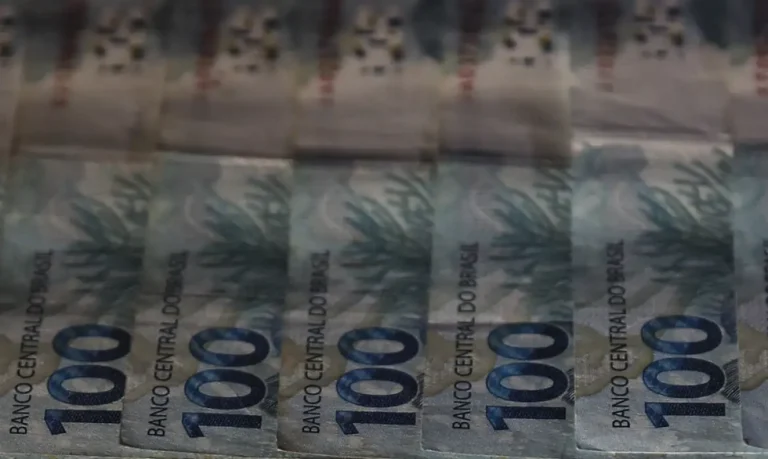 Arrecadação federal bate recorde em 2025 e soma R$ 2,89 trilhões.