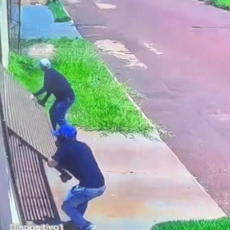 Criminosos invadem casa em plena tarde e levam até câmera de segurança