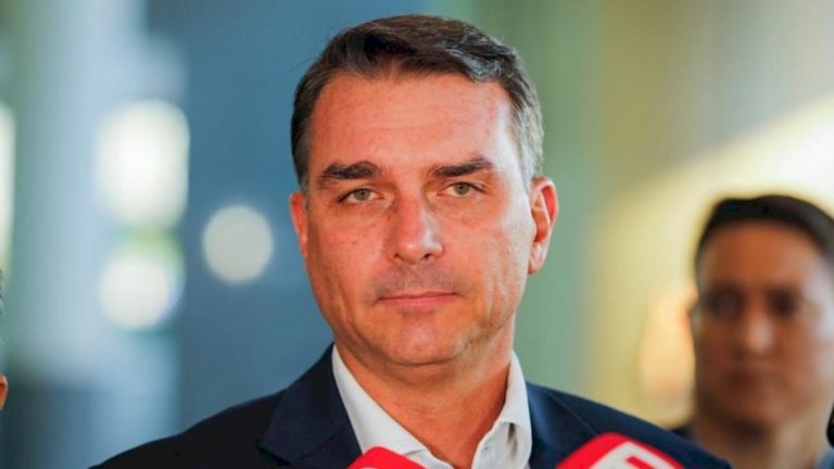Flávio critica prisão do pai e fala em tratamento desumano