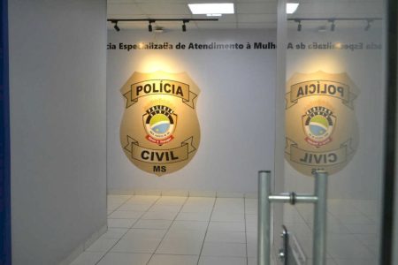 Homem que agrediu esposa e ameaçou matar a filha para fazê-la sofrer é preso