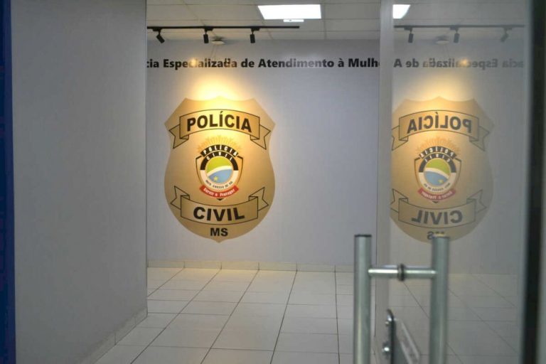Homem que agrediu esposa e ameaçou matar a filha para fazê-la sofrer é preso