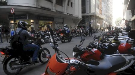 Contran passa a exigir placa e CNH para ciclomotores