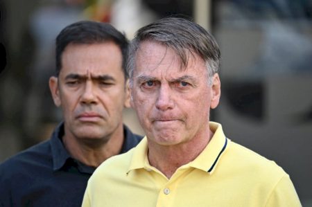 Moraes envia a Gilmar habeas corpus que tenta tirar Bolsonaro da Papudinha