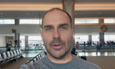 Eduardo Bolsonaro reage à ordem da PF e diz que não voltará ao Brasil: ‘Não entregarei meu cargo’