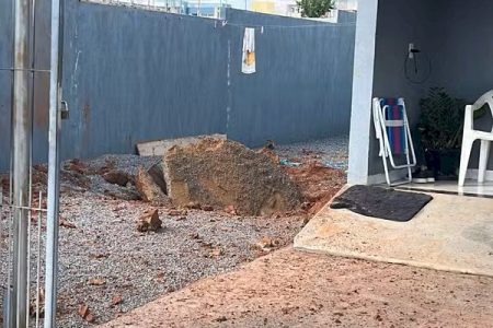 Fossa explode após jovem aquecer cano com fogo durante reparo em residência