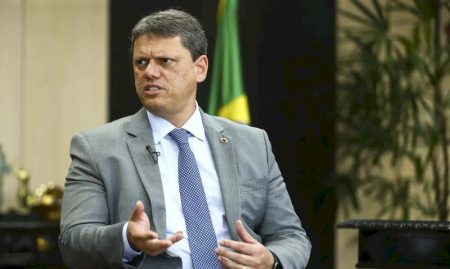 Tarcísio diz que vai atuar na campanha de Flávio Bolsonaro e descarta pressão política
