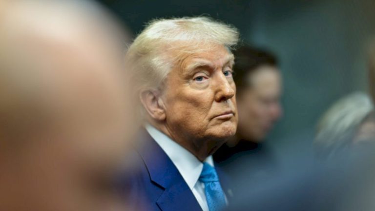 Trump autoriza taxar países que fornecem petróleo a Cuba