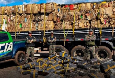 Irmãos são presos com mais de 1,7 tonelada de maconha escondida em carreta de recicláveis