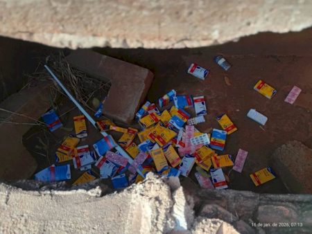 Medicamentos são encontrados descartados em bueiro em Nova Andradina