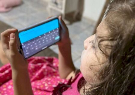 ECA Digital entra em vigor em 2026 e reforça proteção de crianças no ambiente virtual, mas especialistas alertam: responsabilidade segue sendo das famílias