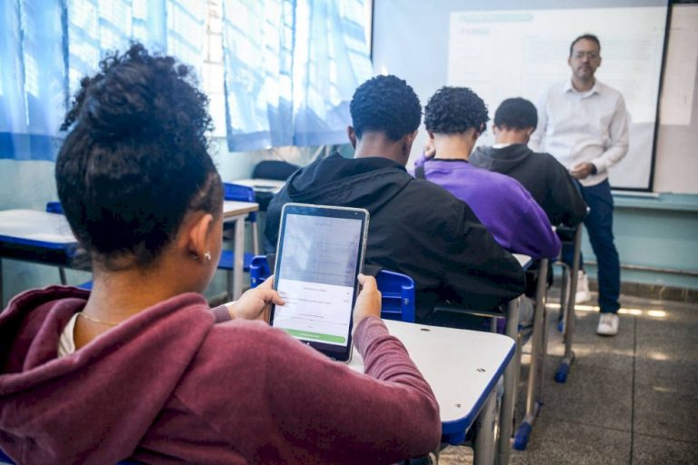 Uso de IA por jovens para saúde mental pode levar a dependência e solidão
