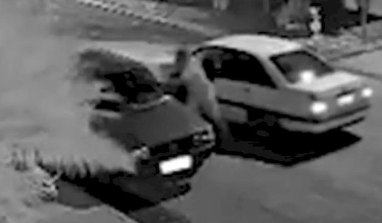 Sem aceitar fim de relacionamento, homem quebra carro da ex